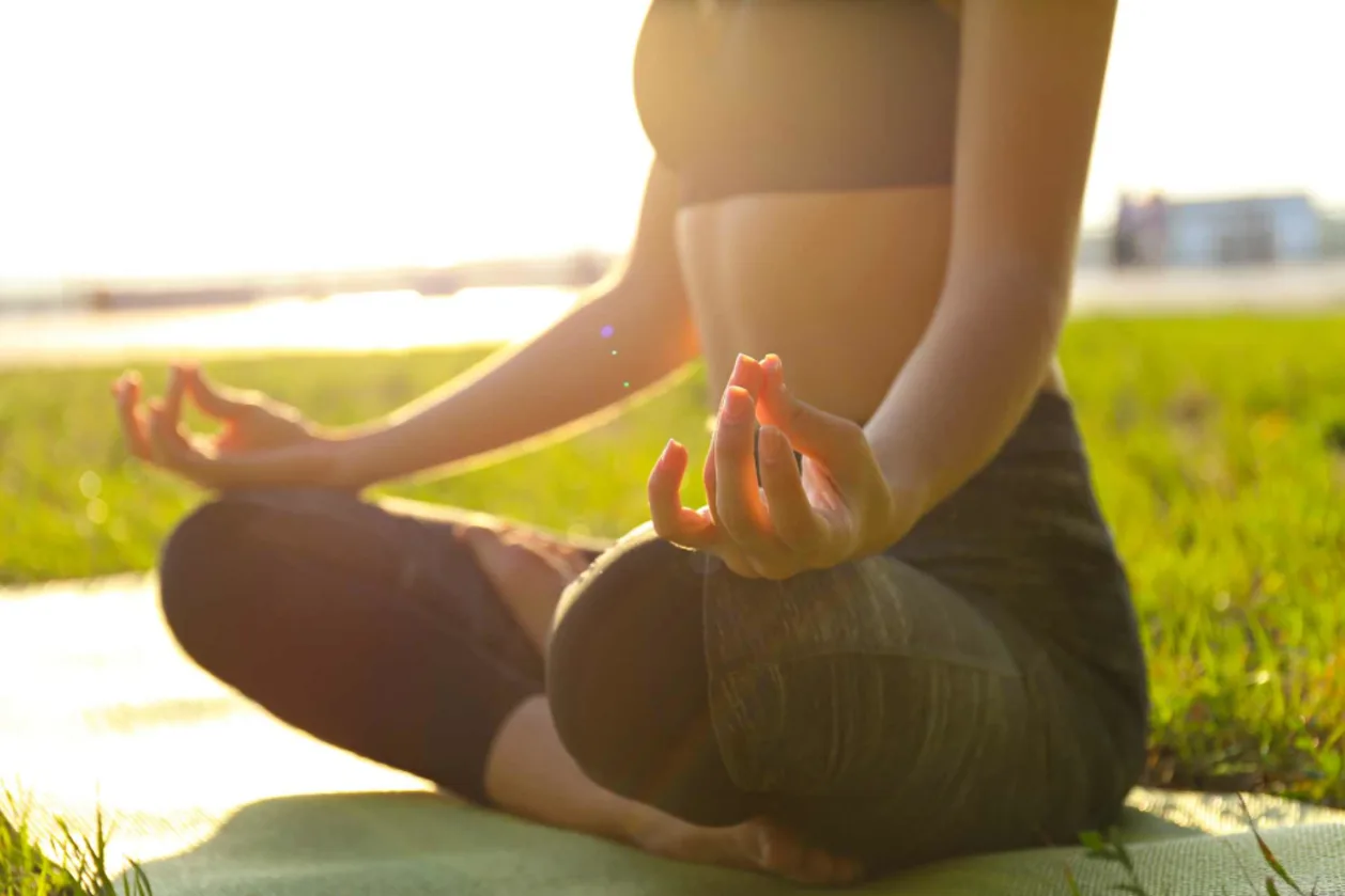 woman using surya ravi mudra